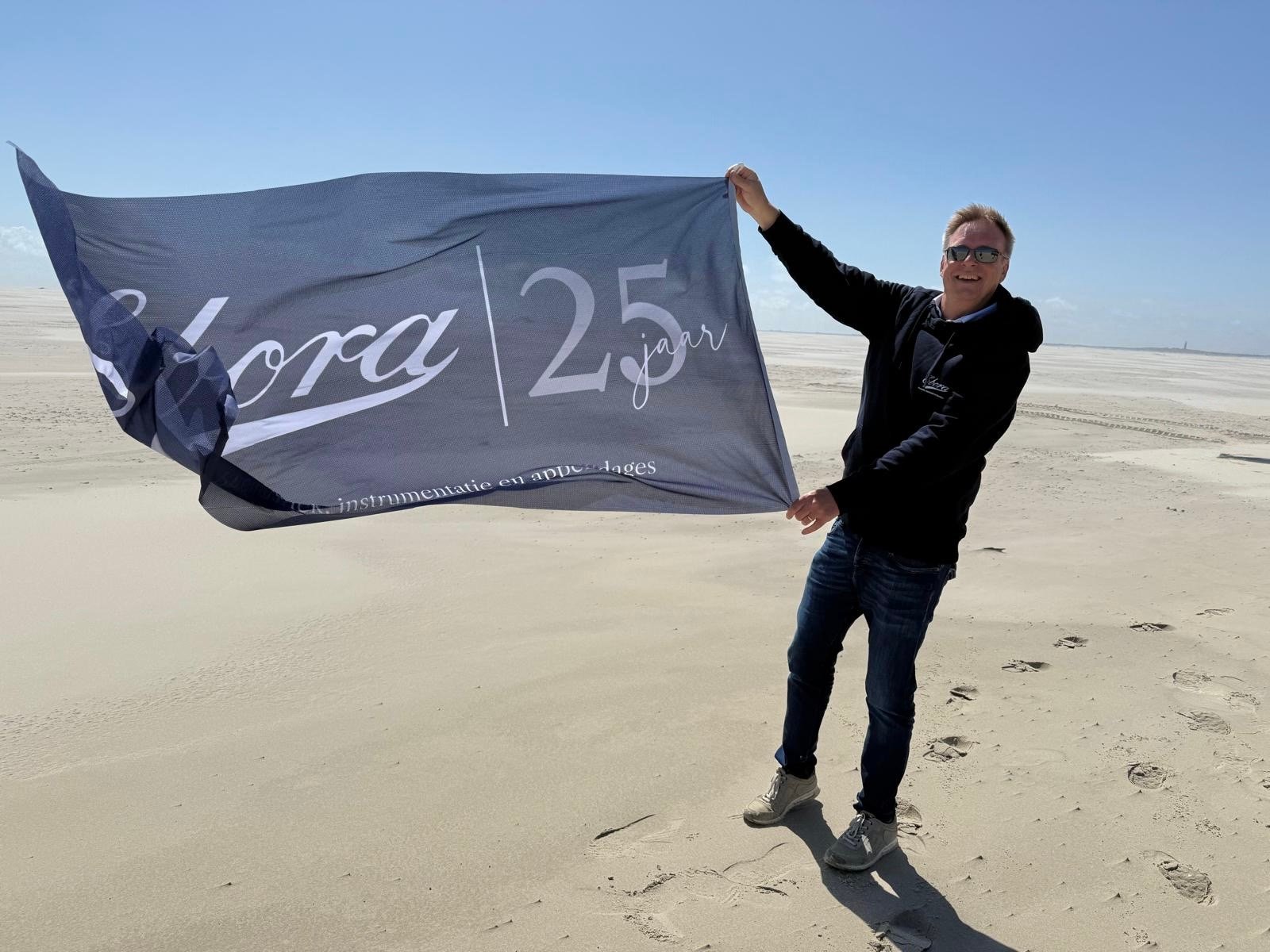 Ebora 25 Jaar vlag op het strand