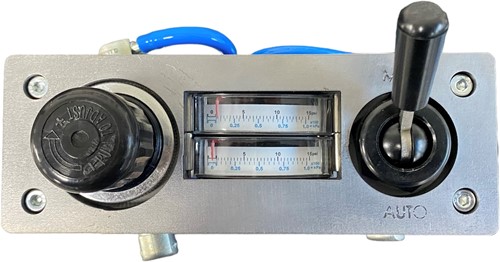 Mengcontrol met dubbele manometers