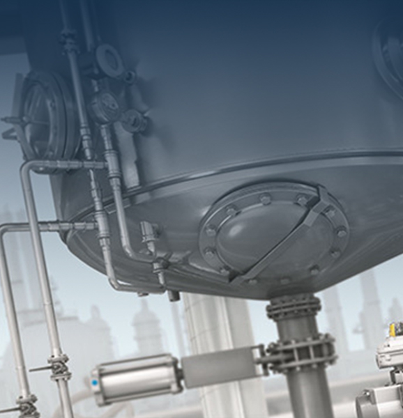 Procesinstrumentatie: RVS-procestank met leidingwerk en afsluiters
