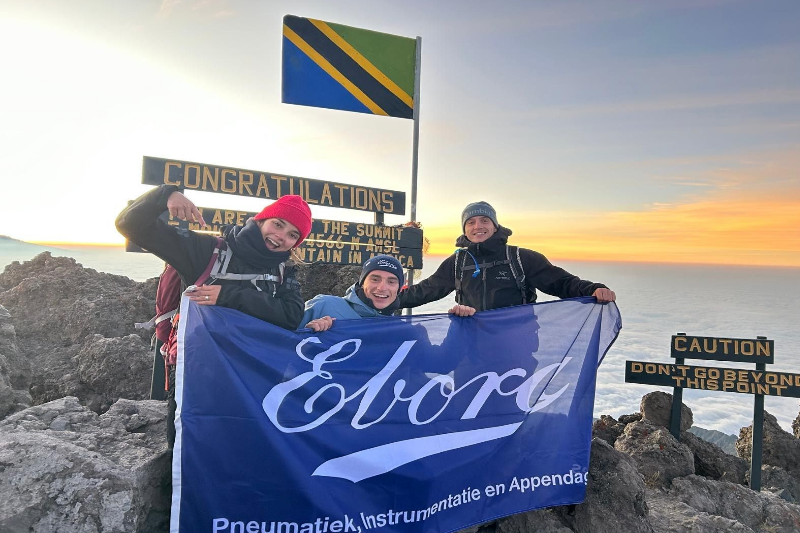 Ebora op de top van Mount Meru in Tanzania!